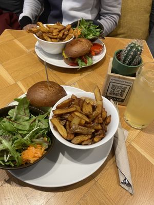 2x Cheeseburger Menü at Beet in Luxembourg City