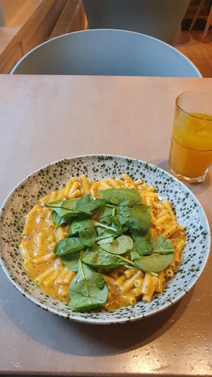 Truffle Mac'n'Cheese with the tropical beet juice at Beet in Luxembourg City