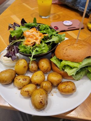 Vegetable patty cheeseburger at Beet in Luxembourg City