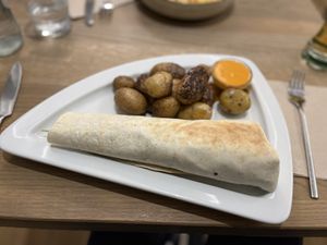 Spicy peanut nugget curry durum with Oven potatoes and Andalouse sauce  at Beet in Luxembourg City