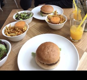 Vegan Beet burgers with French fries en vegan mayo andalouse at Beet in Luxembourg City