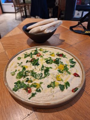 Hummus (eine riesige Portion) at Beet in Luxembourg City