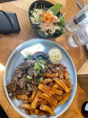 Schnitzel mit Pommes und Salat  at Beet in Luxembourg City