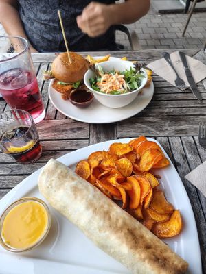 Bbq Burger mit Schnitzel Patty und Falafel Durum mit Süßkartoffel chips at Beet in Luxembourg City
