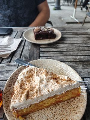 Carrot cake und Triple chocolate cake at Beet in Luxembourg City