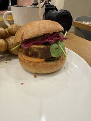 AVOCADO BURGER: BROWN ORGANIC BREAD, GUACAMOLE, HOMEMADE CHÄDDAR, TOMATO, PICKLED ONIONS, BABY SPINACH  at Beet in Luxembourg City