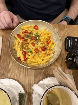 MAC’N’CHEEZE: MACARONI WITH HOMEMADE VEGAN CHEESE SAUCE, FRIED ONIONS, CHILI, SPRING ONIONS   at Beet in Luxembourg City