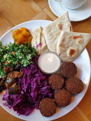 falafel plate at Beet in Luxembourg City