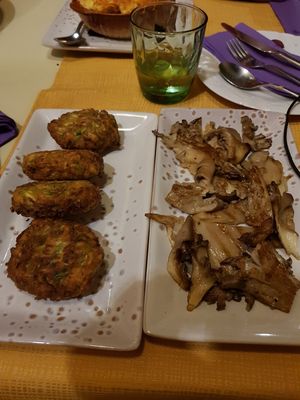 Zucchini croquettes and mushrooms at Kapilio in Crete