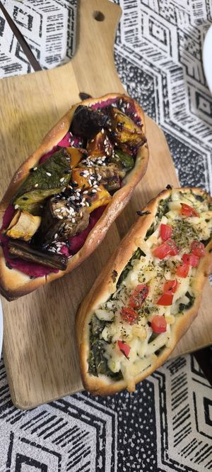 Há boas opções veganas! Fui num domingo e tinha promos boas, apesar de tudo em Montevideo ser muito caro. Encontrei 2 pides veganas medias por 320. at Pide House in Montevideo