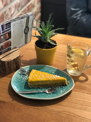 Vegan Mango-Coconut cheesecake🥭 🥥 So good, not to sweet. Gluten and sugar free. Very filling. Shared it with my boyfriend, one piece was more than enough. Recommend this opti at Broodje Bewust in Leeuwarden