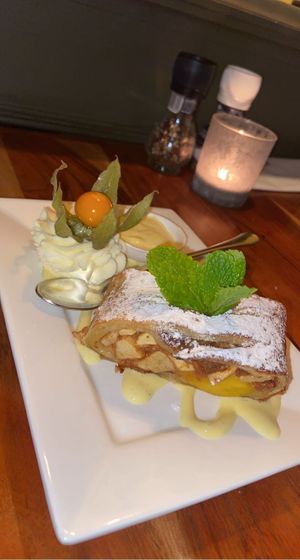 Vegan Apfelstrudel met vanillesaus en slagroom at Eetcafe Spinoza in Leeuwarden