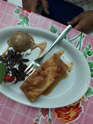 apfelstrudel met speculaasijs at Eetcafe Spinoza in Leeuwarden