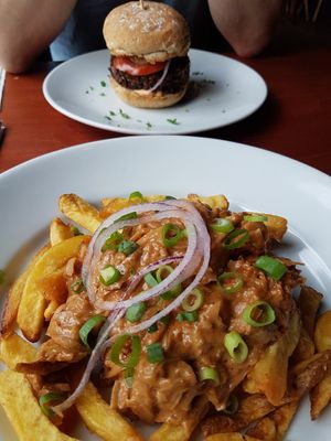 Vegan "pindastoof" and burger at Eetcafe Spinoza in Leeuwarden