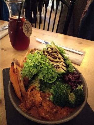Bowl with pulled tempeh at Salute Vegetarische & Vegane Küche in Mainz