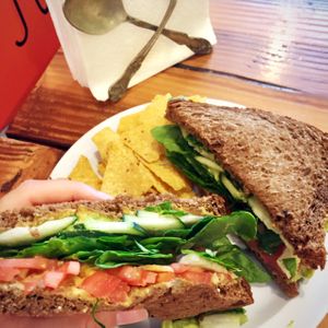 #veggie #sandwich #theMadCarrot #playadelrey Be sure to request no cheese, no mayo ? (#spinach, #tomato, #onion, #cucumber, #mustard, #guacamole)  at The Mad Carrot in Playa Del Rey