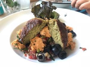 Ensalada de quinoa con falafel  at Olivia in Puebla