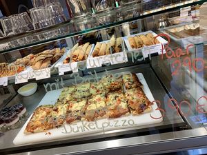 vegetarian pizza at denn's Biomarkt in Jena