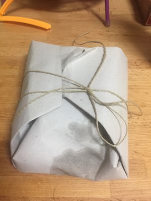 Hamburguesas beyond sacadas del paquete original y enviadas a domicilio envueltas en un papel. Y nos tenemos que fiar? at Mi Cabra Vegana in Madrid