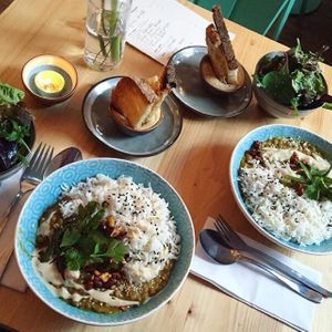 Curry w salad and Hummus at So Ham in Munich