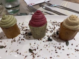 Tris di hummus   at Flora in Verona