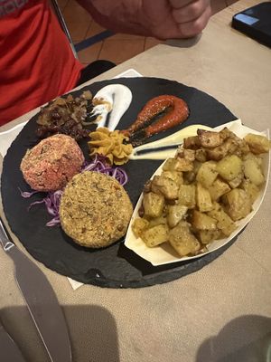 Mini burger con patate arrosto e salse varie   at Flora in Verona