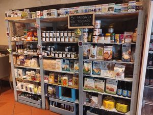 Small market at Feliz Cafe in Peschiera Del Garda