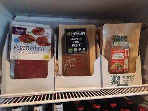 Fridge with vegan foods at Feliz Cafe in Peschiera Del Garda