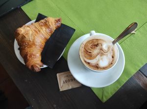 Caffe latte at Feliz Cafe in Peschiera Del Garda
