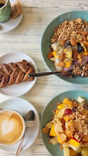 Brioche, Bowl und Pancakes at Feliz Cafe in Peschiera Del Garda