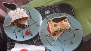Le wrap aux légumes et fromage vegan (à gauche) et la focaccia at Feliz Cafe in Peschiera Del Garda