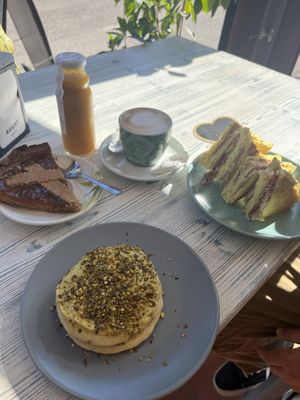 Pistachio pancakes, cheese and ham toastie, vegan cake   at Feliz Cafe in Peschiera Del Garda