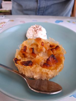Tortino di mele e avena con panna veg at Feliz Cafe in Peschiera Del Garda