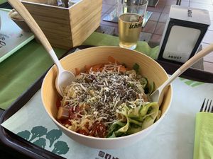 Insalata con würstel di tofu, valeriana, pomodori, zenzero, mela, semi di chia, zucchine, carote, formaggino veg e rucola at Feliz Cafe in Peschiera Del Garda