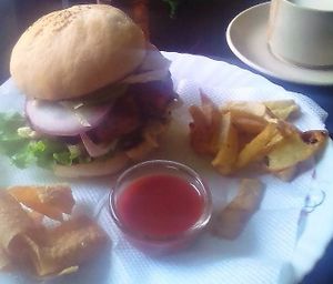 Самый вкусный веганский бургер из всех, что мы с женой пробывали. Булки пекутся в ресторане 100% vegan. at Loving Heart in Kathmandu