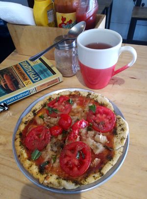 Pizza Margarita y té de moras. at Vegetal - temporarily closed in Mexico City