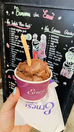 Sorbet chocolat noir en pot (chocolate sorbet in à cup)  at Ernest le Glacier in La Rochelle