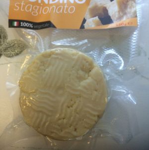 top five BEST EVER vegan cheeses! Full of flavour!!!  at Vegan Store Stall 83 in Rome