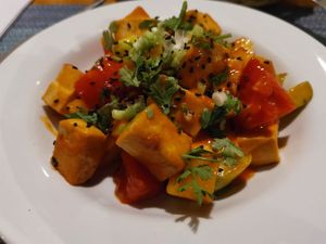 Süß-sauer Gericht mit Ananas at Banlle in Siem Reap