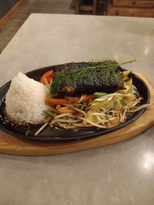 Super tasty hot dish with seaweed, vegetables and rice at Quy Nguyen - Vegan Living in Berlin