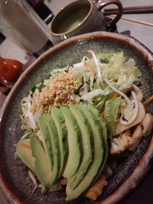 Avocado bin mit konjaknudeln und Gemüse 🍄‍🟫 at Quy Nguyen - Vegan Living in Berlin