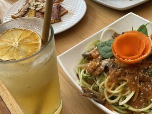 Spaghetti de zucchini y limonada at Organico Fortuna in La Fortuna