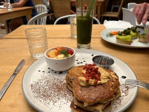 Se puede ver el pan/toast de aguacate y el jugo verde también   at Organico Fortuna in La Fortuna