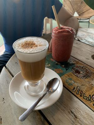 Latte and smoothie  at Organico Fortuna in La Fortuna