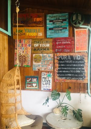 Signs & seats at Organico Fortuna in La Fortuna