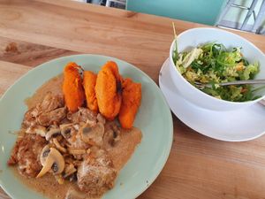 Champignon-Rahmschnitzel mit Süßkartoffelkroketten at Cofeba in Graz