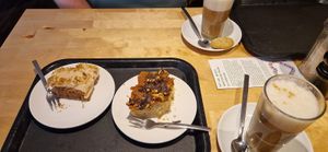 Karotten-Walnusskuchen, Erdnusskuchen und Latte Macchiato at Sattgrün in Essen