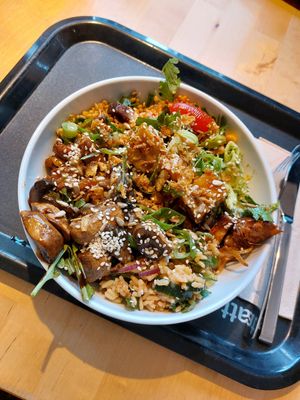 Bowl with multiple salads (beans, lentils, pasta, couscous), rice, mushrooms, jackfruit, tofu, soy meat, dressing, sesame & sunflower seeds, spring onion & fried onions at Sattgrün in Essen