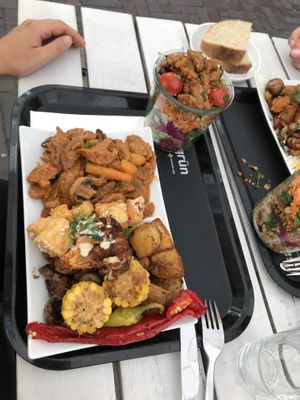 Middle size plate & salad at Sattgrün in Essen