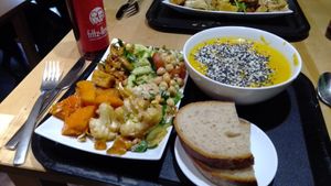 Soup with bread, drink and buffet variety at Sattgrün in Essen